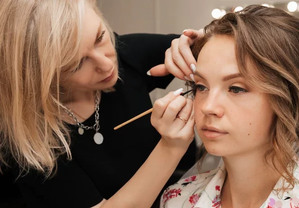 shooting-beauty-salon-makeup-artist-applies-makeup-young-beautiful-girl-bride_137321-1350